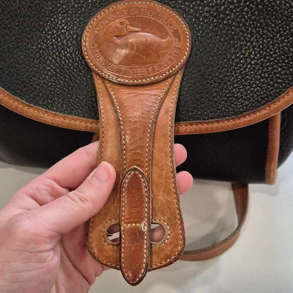 Vintage Classic Black and Tan Leather Shoulder Bag Crossbody Bag - Picture 17 of 17